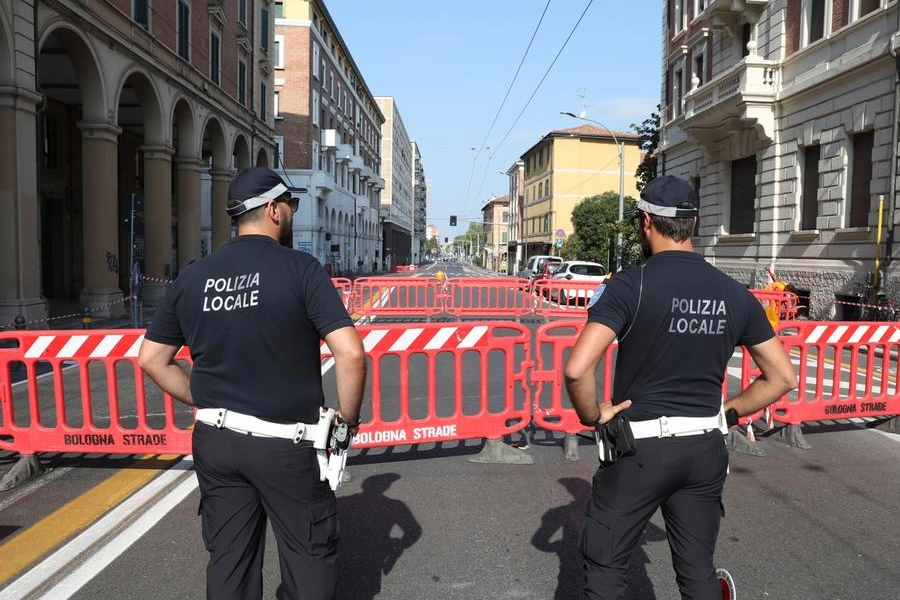 Bologna, cede l’asfalto, via Saffi chiusa al traffico