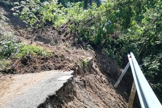 La strada distrutta che portava al Monte