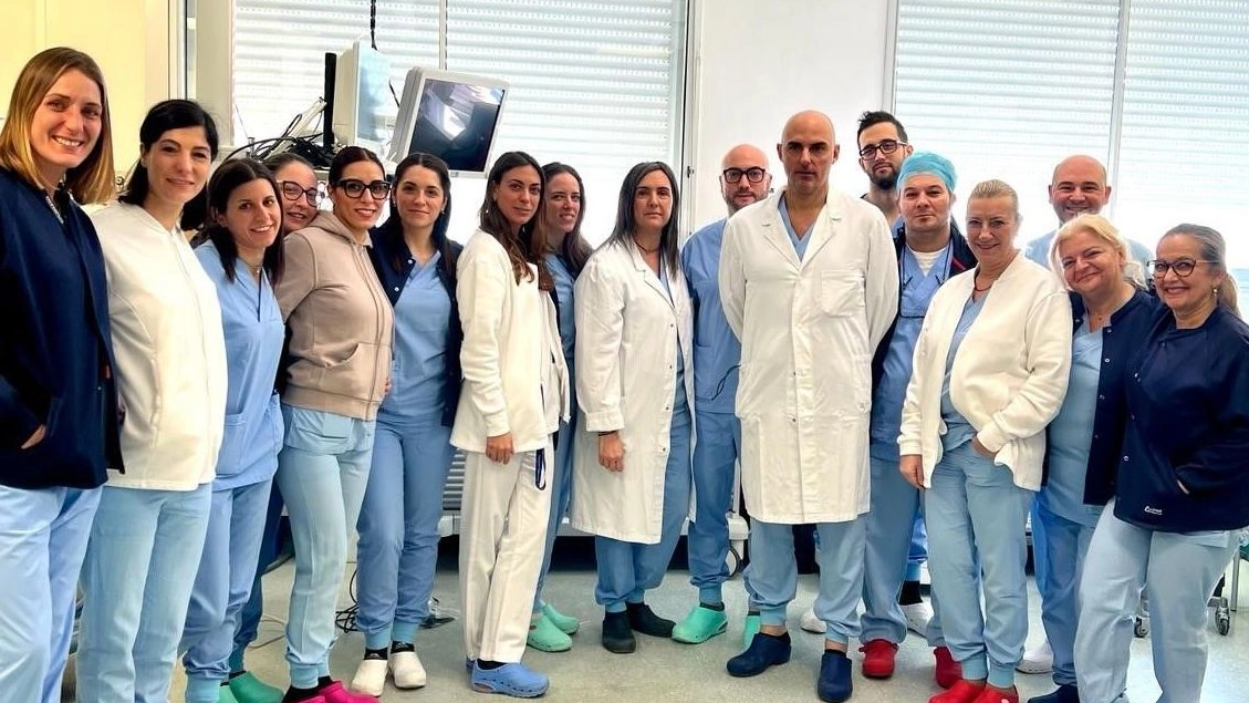 Il primario di gastroenterologia Marco Di Marco e la sua equipe