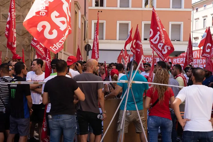 Via D'Azeglio bloccata a Bologna: barricate dei sindacati di base davanti al tribunale