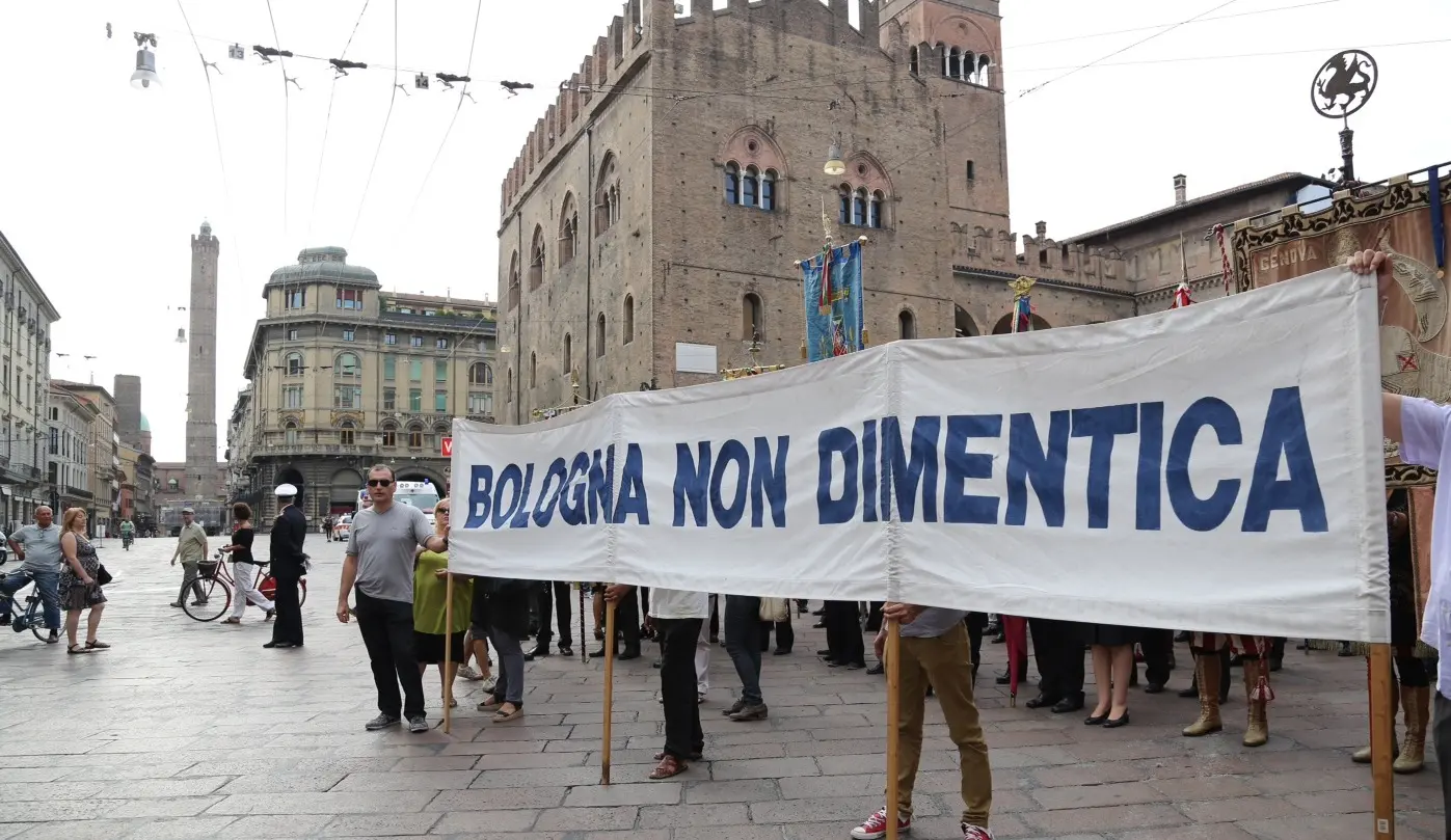 Due agosto, antagonisti in corteo dietro allo striscione "Da Bologna a Gaza no alle stragi di Stato"