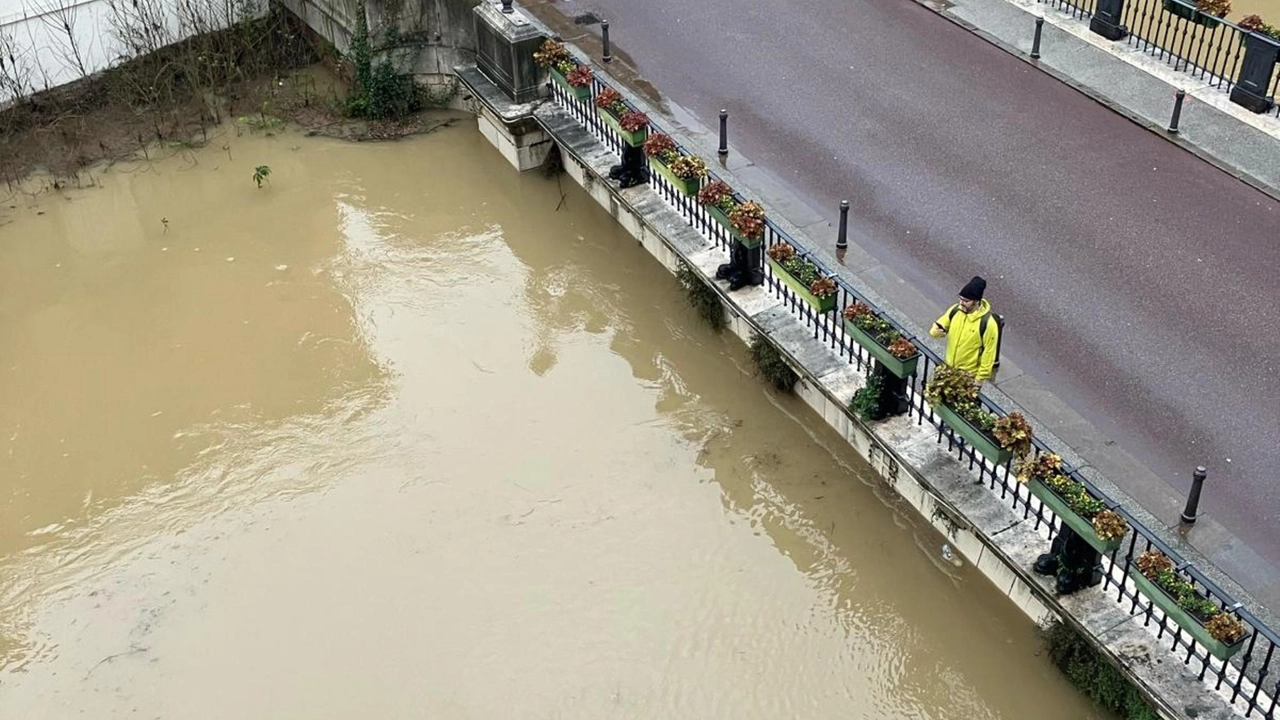 Il livello dell'acqua sfiora il ponte San Paolo