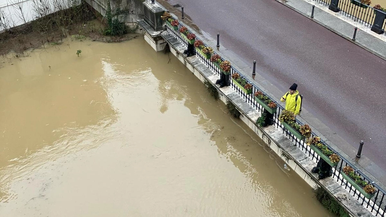 Il livello dell'acqua sfiora il ponte San Paolo