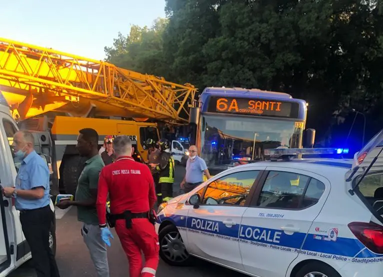 Incidente Modena, gru sfonda i finestrini dell’autobus: diversi feriti