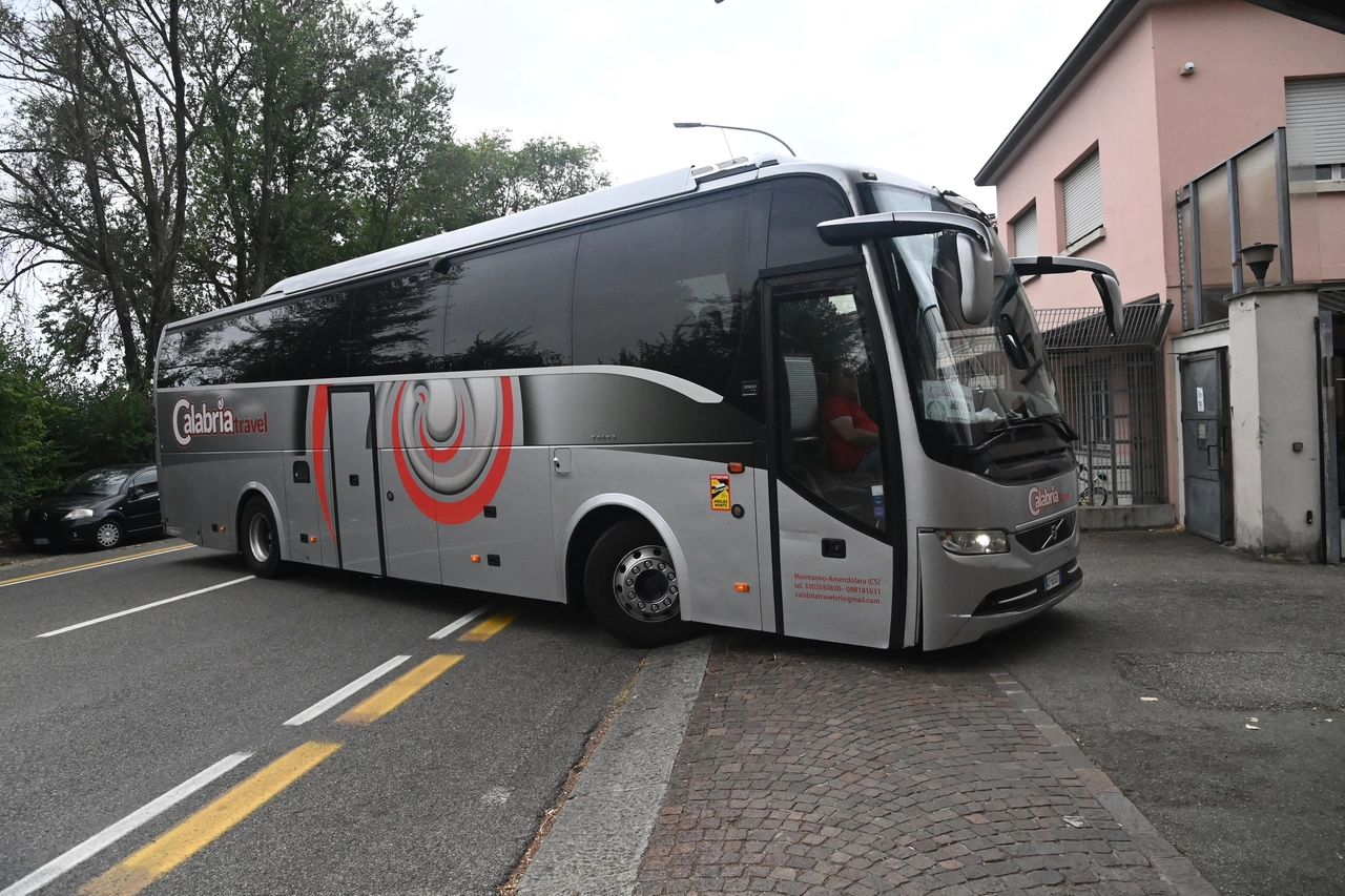 L'arrivo di un pullman di migranti al Cas di via Mattei