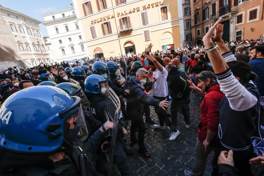 Covid e riaperture: scontri in piazza Montecitorio tra ristoratori e polizia