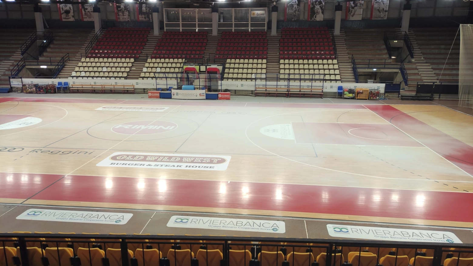 vista del pavimento del campo da basket