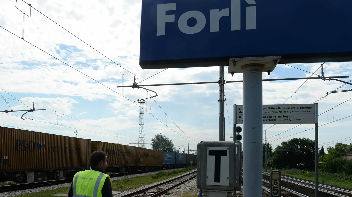 Forlì, un telone di plastica fa ritardare i treni