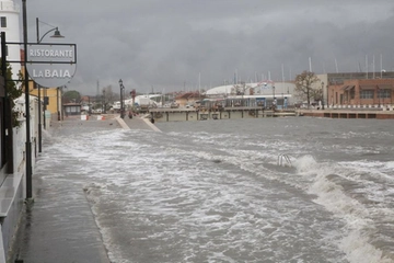 Allagamenti a Cesenatico, esondazione del porto canale e danni in riviera