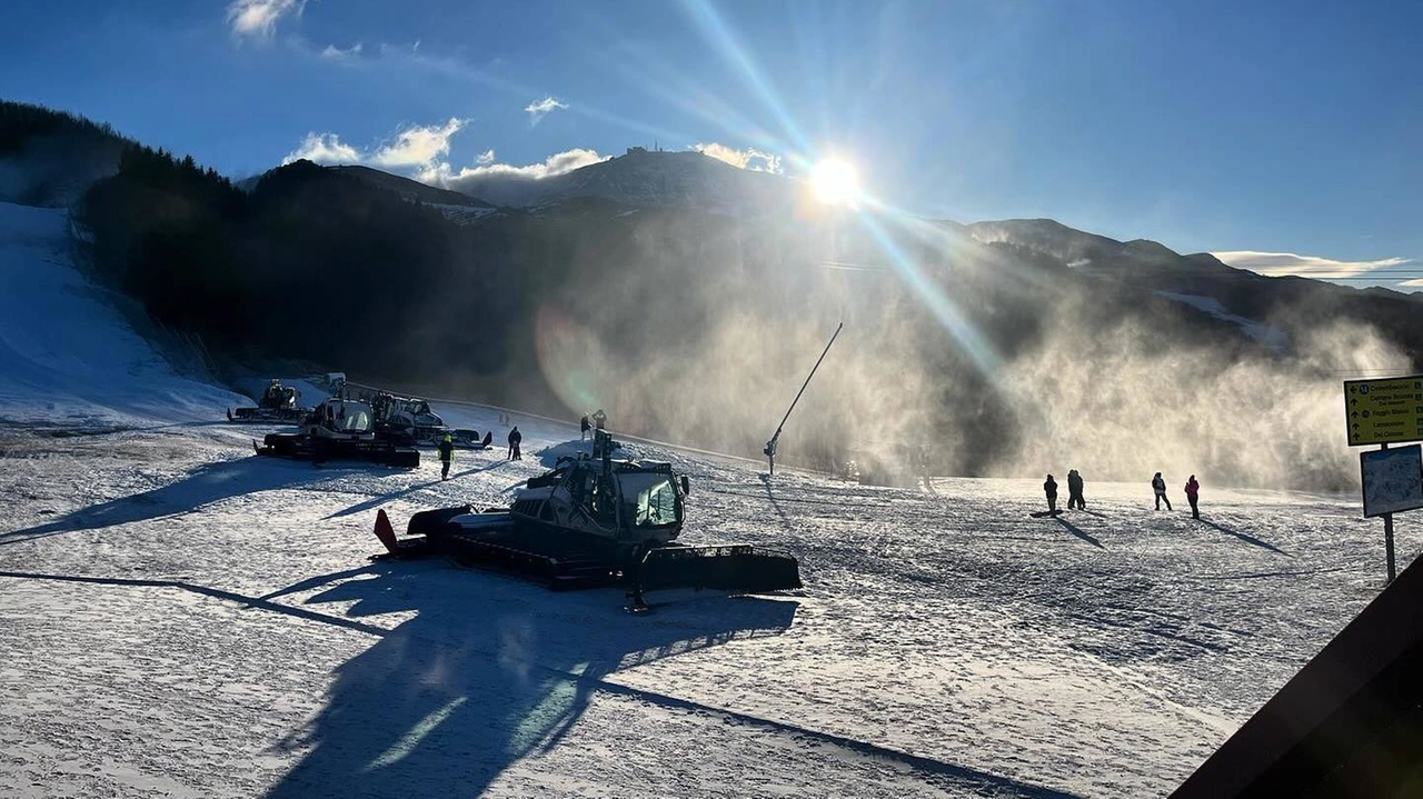 Le operazioni di distesa del manto nevoso artificiale nel comprensorio del Cimone (foto CimoneSci)