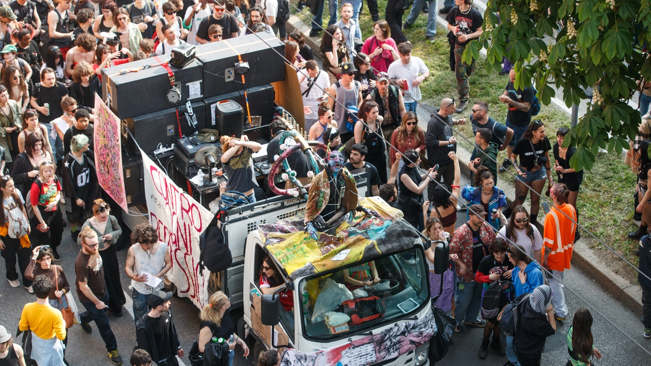 La partenza della manifestazione è alle 15, poi il raduno al parco Ferrari e la chiusura è prevista alle 20. Per tutta la notte i raver faranno festa nell’area che ospitò il Modenapark. Forse dell’ordine e sanitari mobilitati fino a domenica sera: timori di infiltrazioni