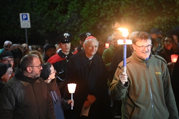 Via crucis a Bologna, il cardinale Zuppi: “Mai più soli”