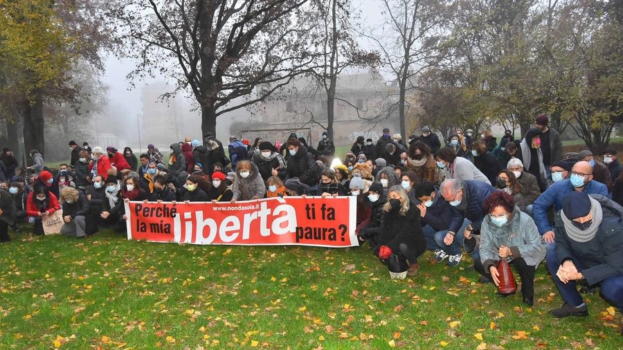 Duecento persone nel parco dove è stata uccisa Cecilia Hazana (foto Artioli)