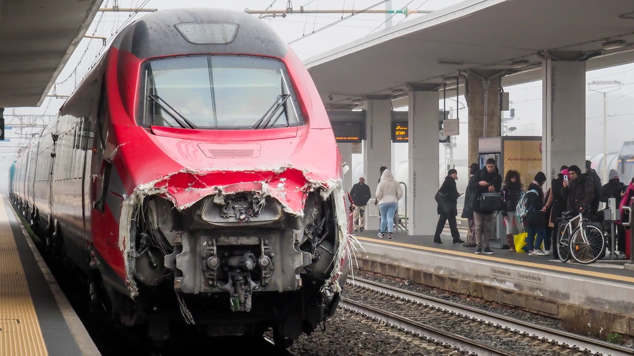 I danni al Frecciarossa dopo la collisione a Faenza