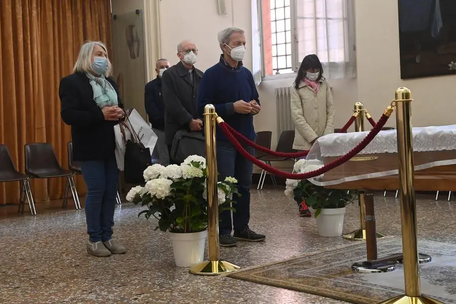 Monsignor Ernesto Vecchi, in camera ardente il saluto di cittadini e amici di una vita