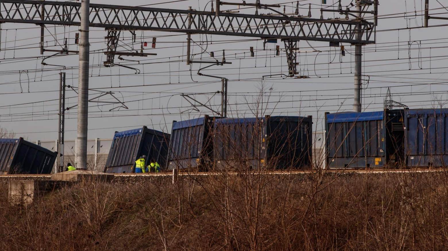 Deraglia un treno merci, è caos . Vagoni fuori dai binari a Lavino. Cavi tranciati, ritardi e disagi