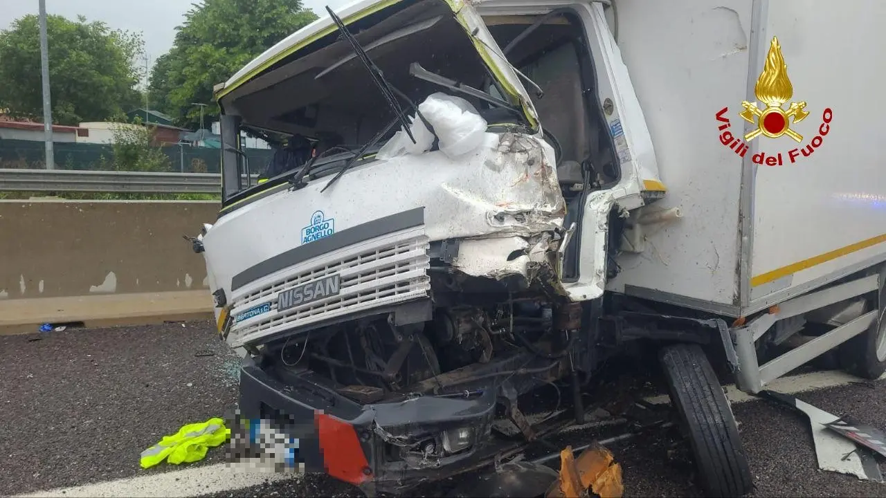 Incidente Oggi Fra A14 E A1 A Bologna, Scontro Tra Camion E Auto. Un Ferito