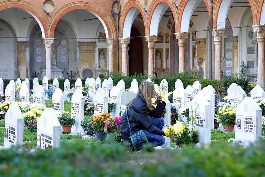 2 novembre, commemorazione dei defunti: bus potenziati. Arriva la linea 76 per la Certosa