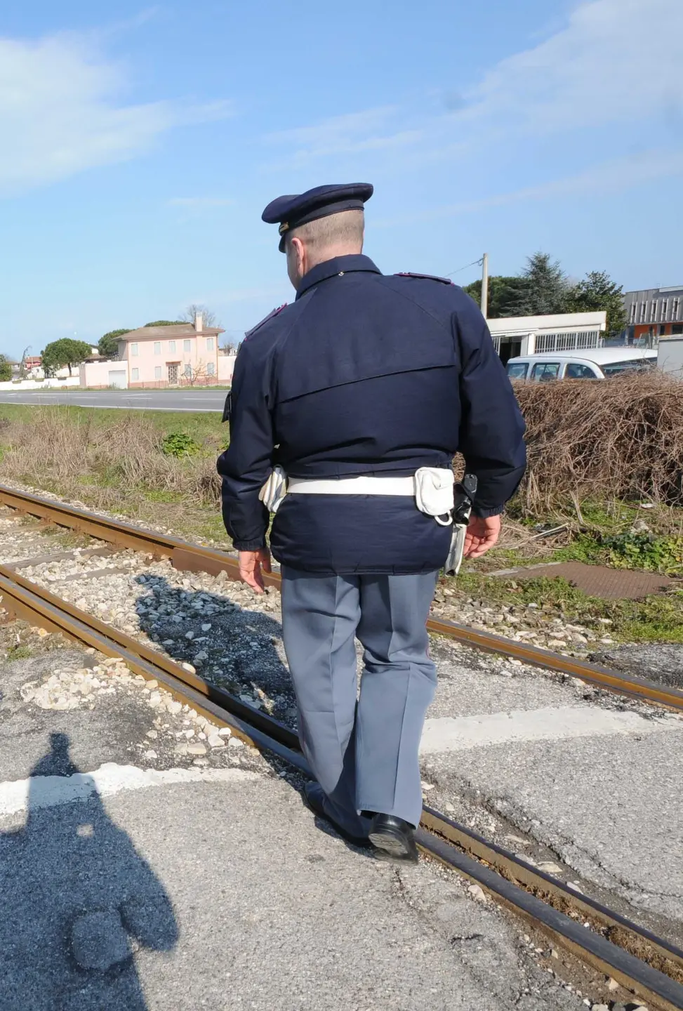 Auto incastrate sui binari, tragedia sfiorata