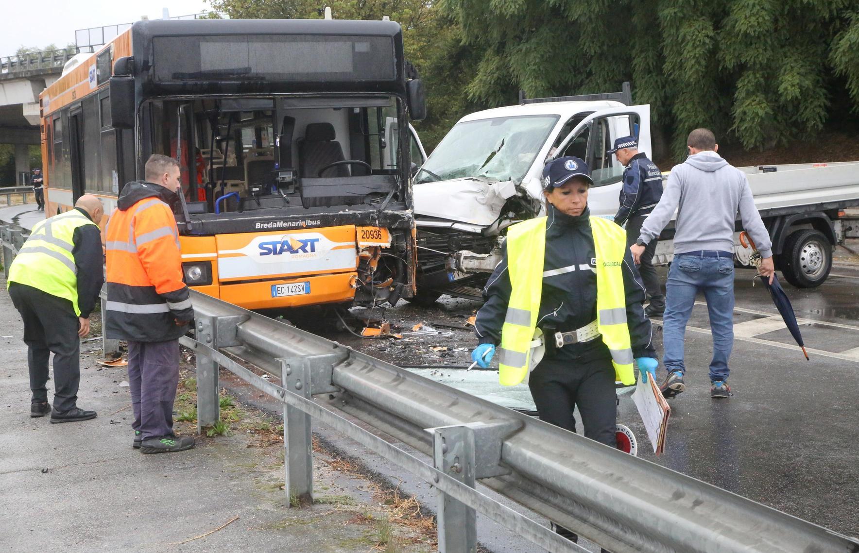 Si Schianta Contro Un Bus. Muore Un Uomo Di 81 Anni