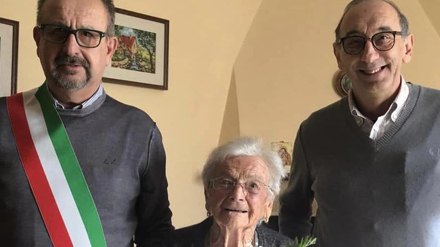 Nonna Maria spegne 105 candeline, anche il sindaco Pucci alla festa con i parenti    