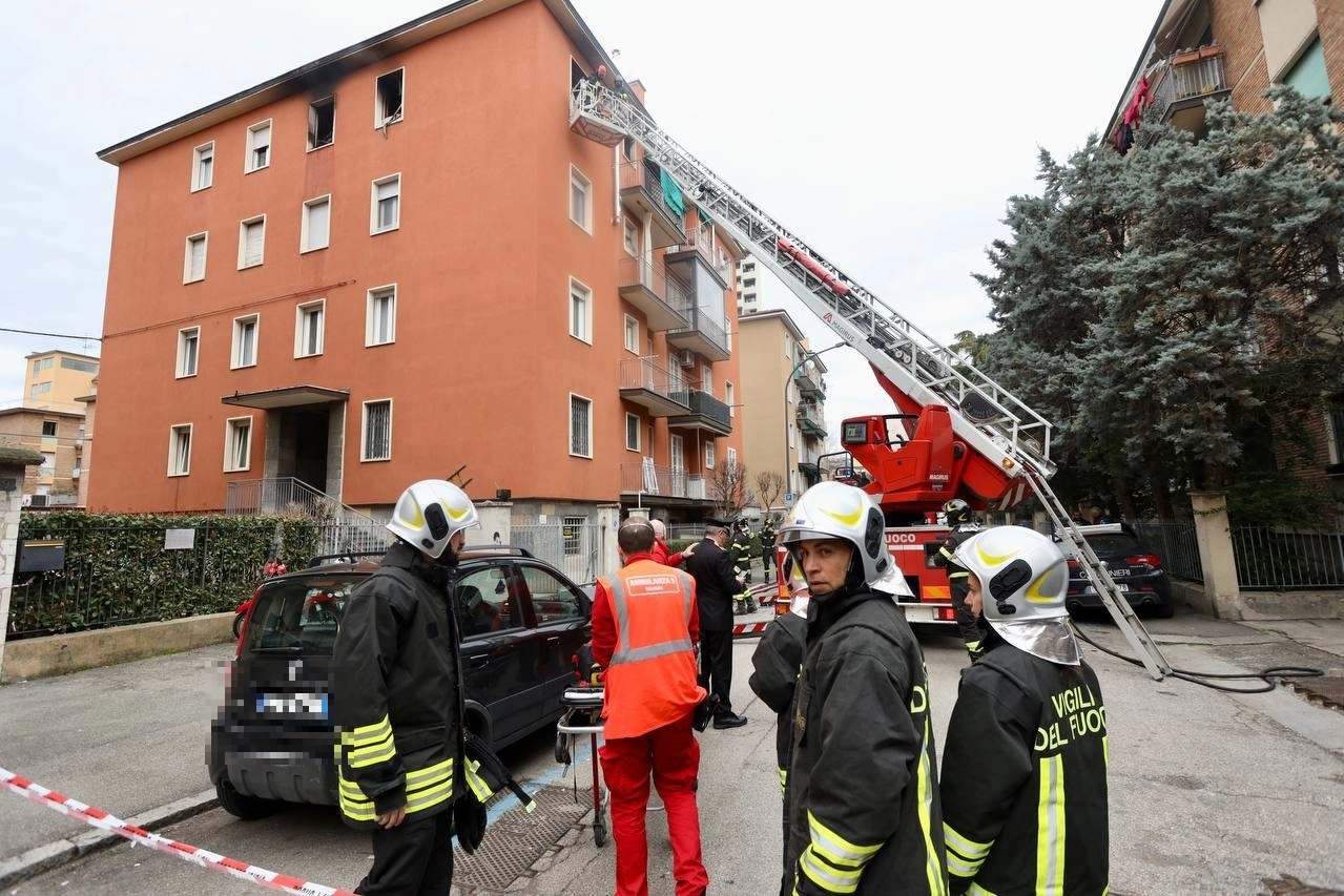 I vigili del fuoco in azione in via Vestri (fotoschicchi)