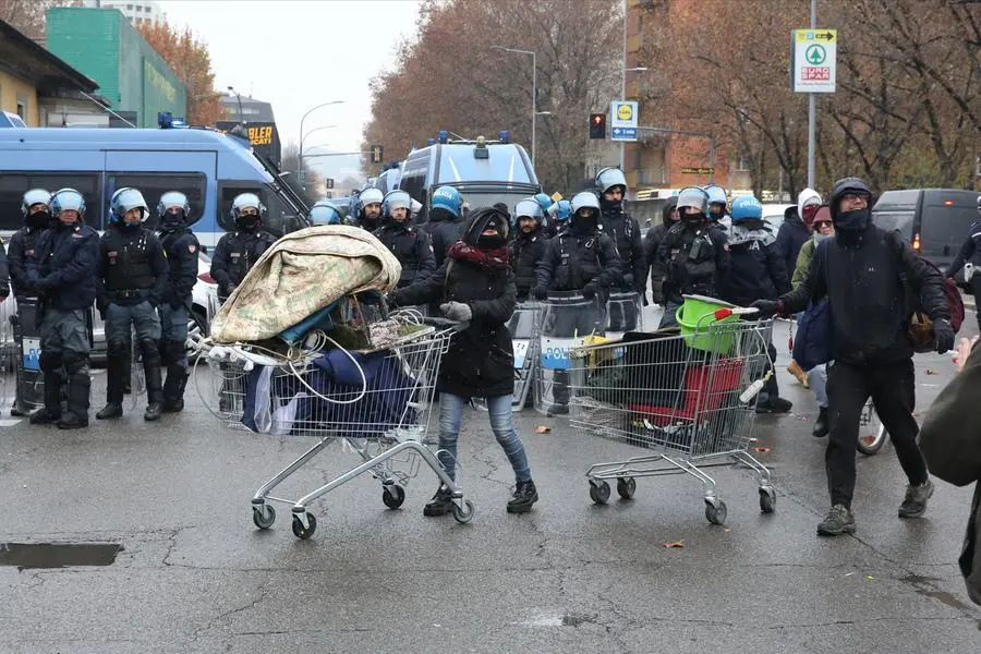 Sgombero a Bologna in via Stalingrado, Begaj: "Strada bloccata? Non per i manifestanti"