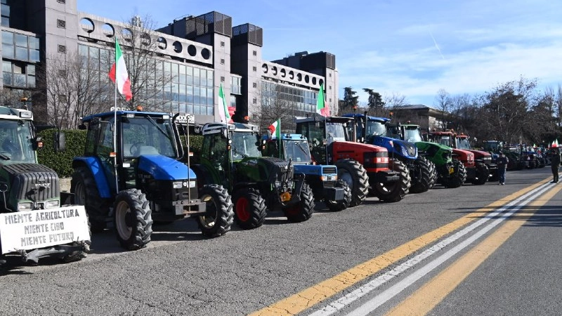 La protesta degli agricoltori: i trattori in piazza della Costituzione a Bologna
