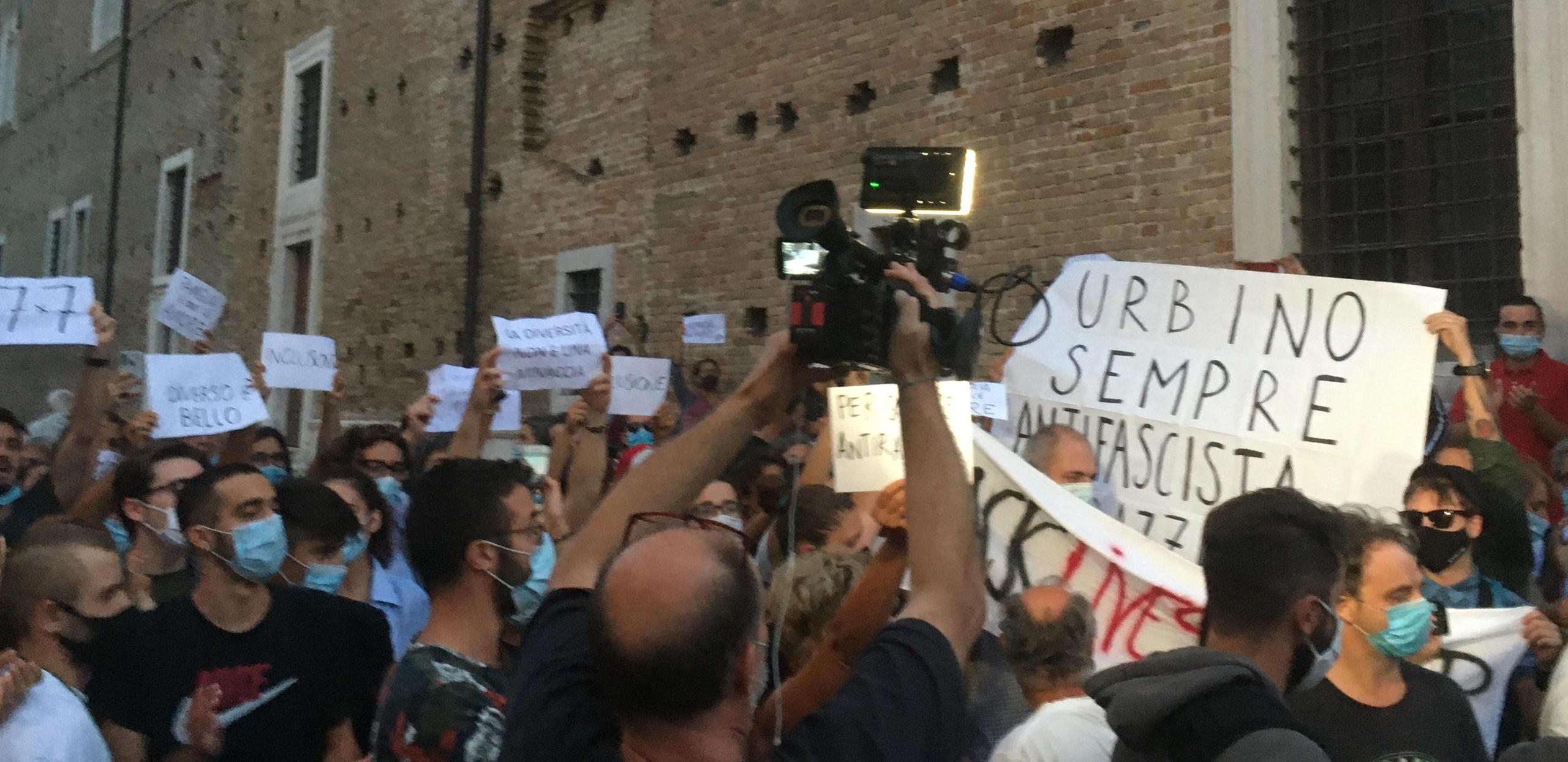 Salvini A Urbino Tra Applausi E Contestazioni