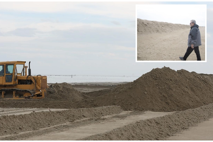 Una foto del 26 ottobre a Punta Marina, con i mezzi al lavoro per creare la duna. Nella foto piccola la barriera eretta a Marina di Ravenna (Foto Zani-Corelli)