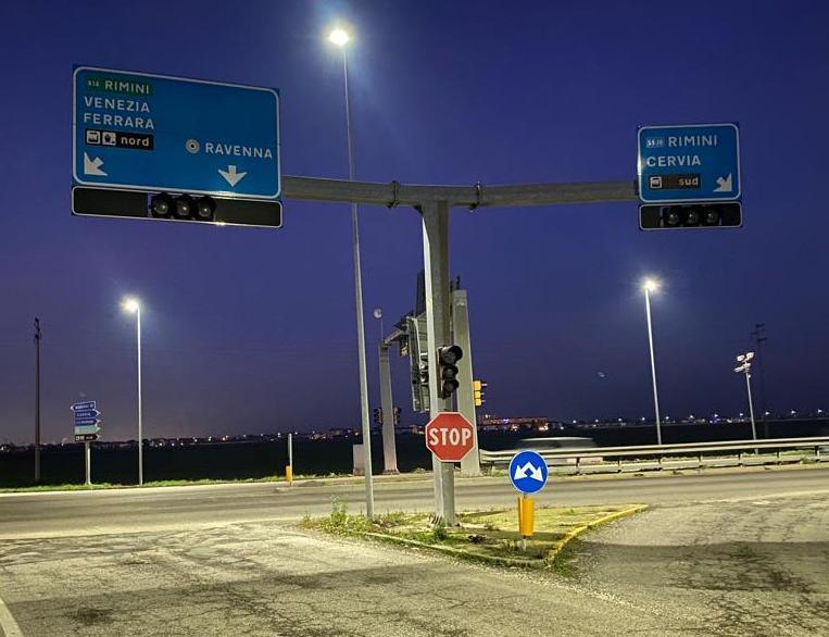 Ha Spento Il Segnale Lampeggiante Blu Di Un'auto Della Polizia