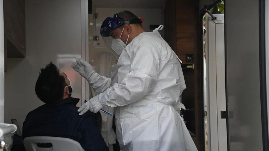 Un operatore esegue un tampone su un camper (foto archivio)