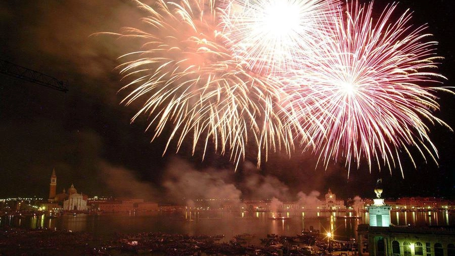 Dal 15 al 17 luglio, torna in laguna la regina delle feste. Domani, giovedì 7 luglio alle 10, apriranno le prenotazioni riservate ai non residenti per i Fuochi d'Artificio: ecco dove vederli