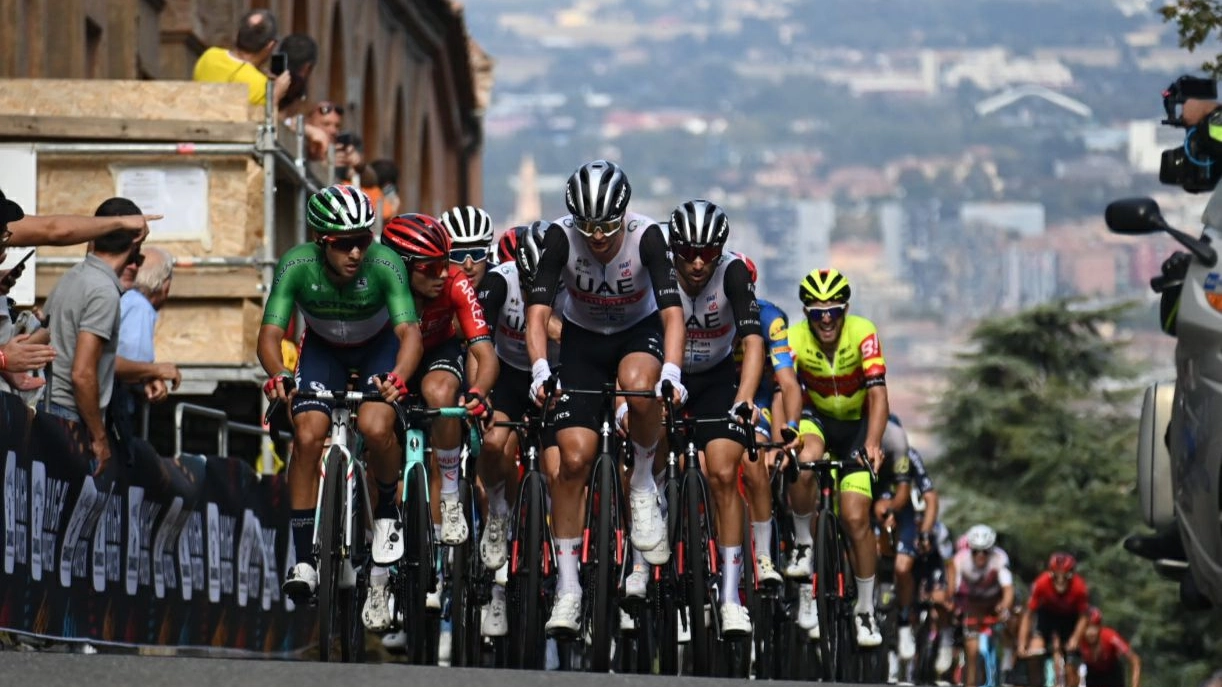 Tanto tifo per il passaggio del grande ciclismo tra Carpi e il colle di San Luca a Bologna. L’ordine di arrivo tra sfortuna e qualche sorpresa