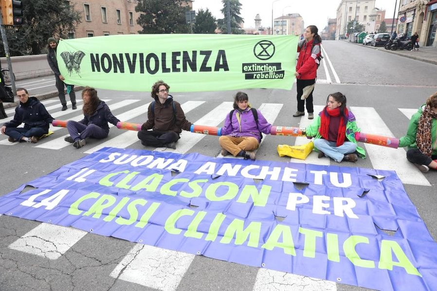 Il movimento Extinction Rebellion ha occupato il ponte di via Matteotti