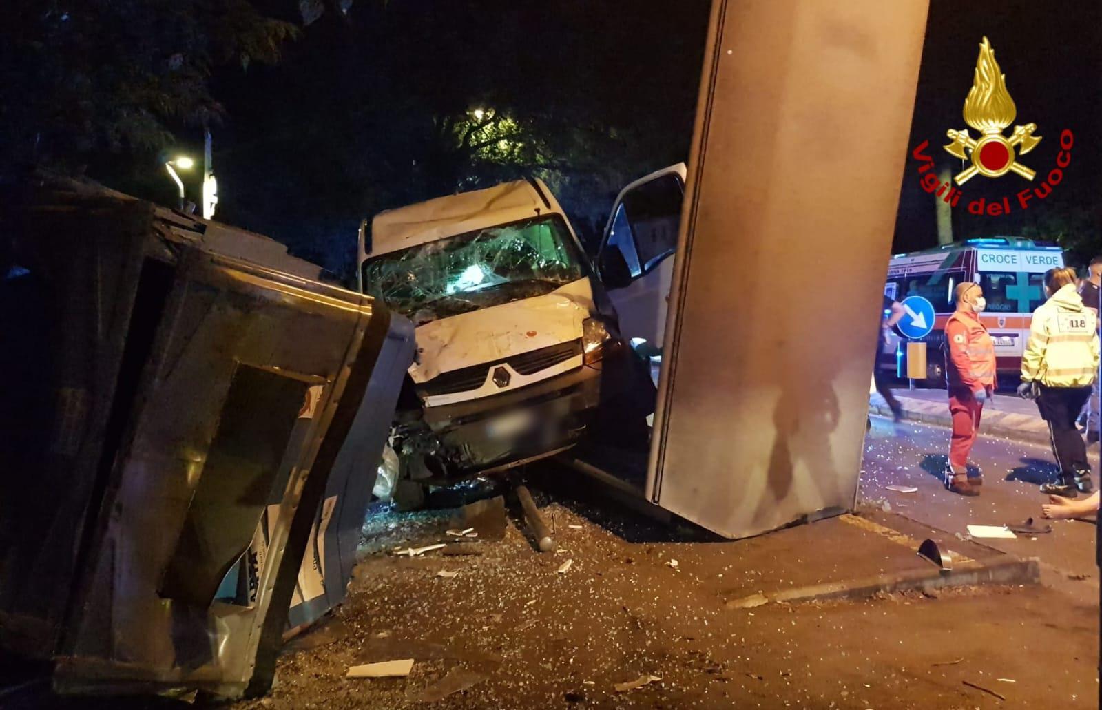 Furgone Si Schianta Sui Bidoni E Distrugge La Pensilina Dei Bus Due ...