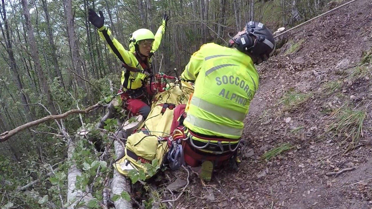 L’operazione di recupero del ferito da parte dei tecnici del soccorso alpino