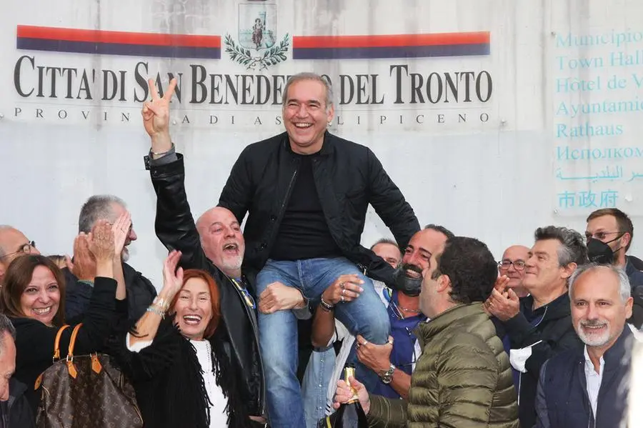 Quasi 800 euro per una nuova fascia tricolore, il sindaco Spazzafumo bussa  ad una maison sartoriale napoletana
