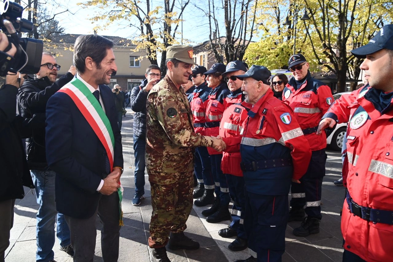 Piazza gremita a Castenaso per ricevere il commissario