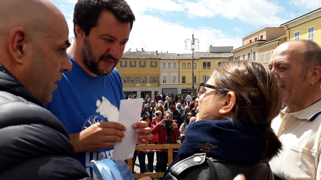 Il ministro incontra la madre di Benedetta Vitali. Dopo il comizio un ragazzo prova a baciare il leader della Lega