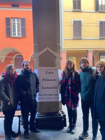 ’Casetta’ accanto alla panchina di Mario L’installazione simbolica di Piazza Grande