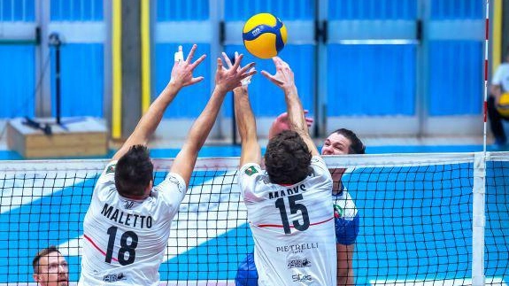 Serie A3: battuta Macerata al tie-break in un derby combattutissimo. La sconfitta di Pineto lancia Fano in vetta