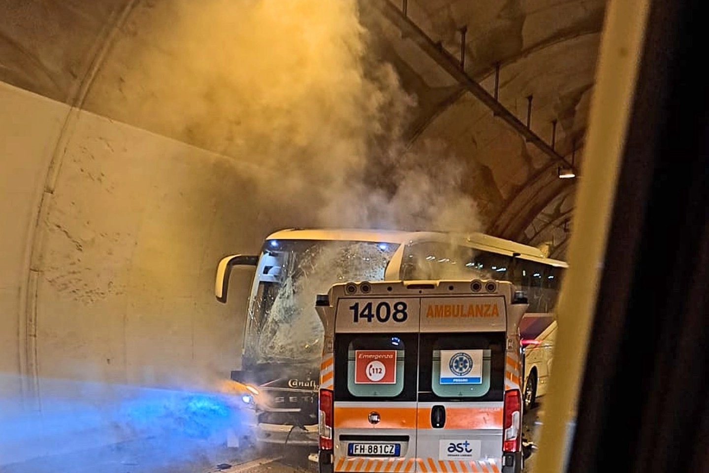 Incidente tra ambulanza e pullman a Urbino nella Galleria la Bretella