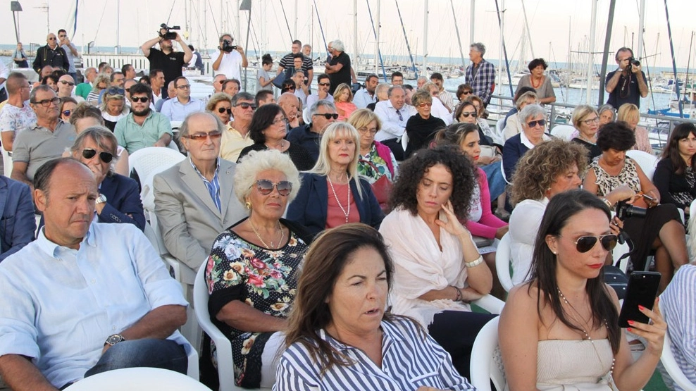 La platea di persone che hanno assistito all’incontro. In alto: i sindaci hanno affrontato il tema della ricostruzione (fotoservizio Sgattoni)