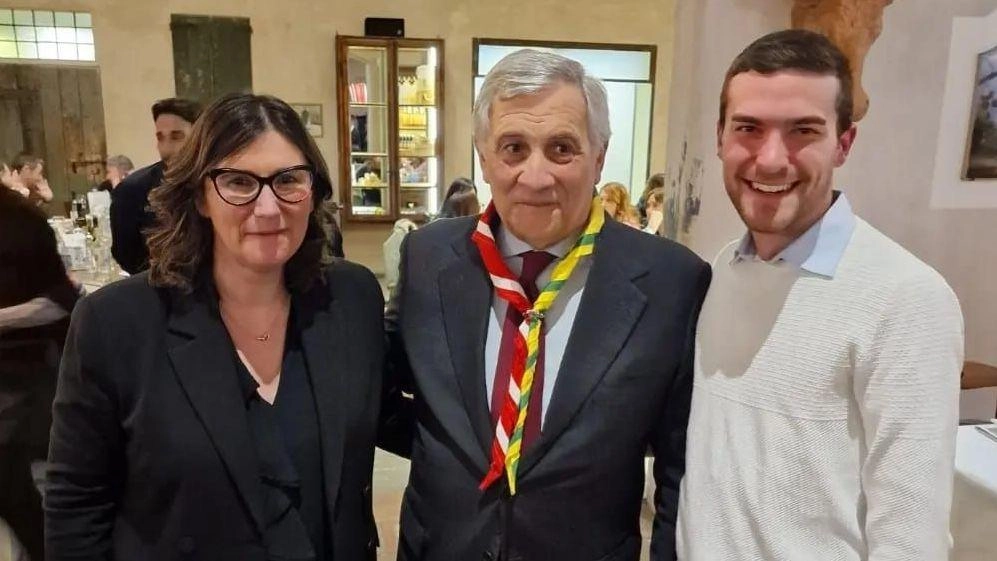 Scout, il fazzolettone dei 100 anni al collo del ministro Tajani