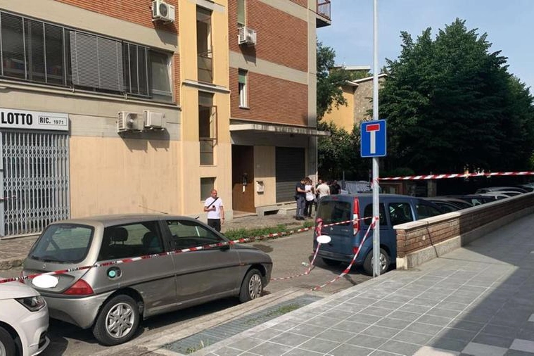 Il palazzo di Modena da cui è caduta la bambina di quattro anni