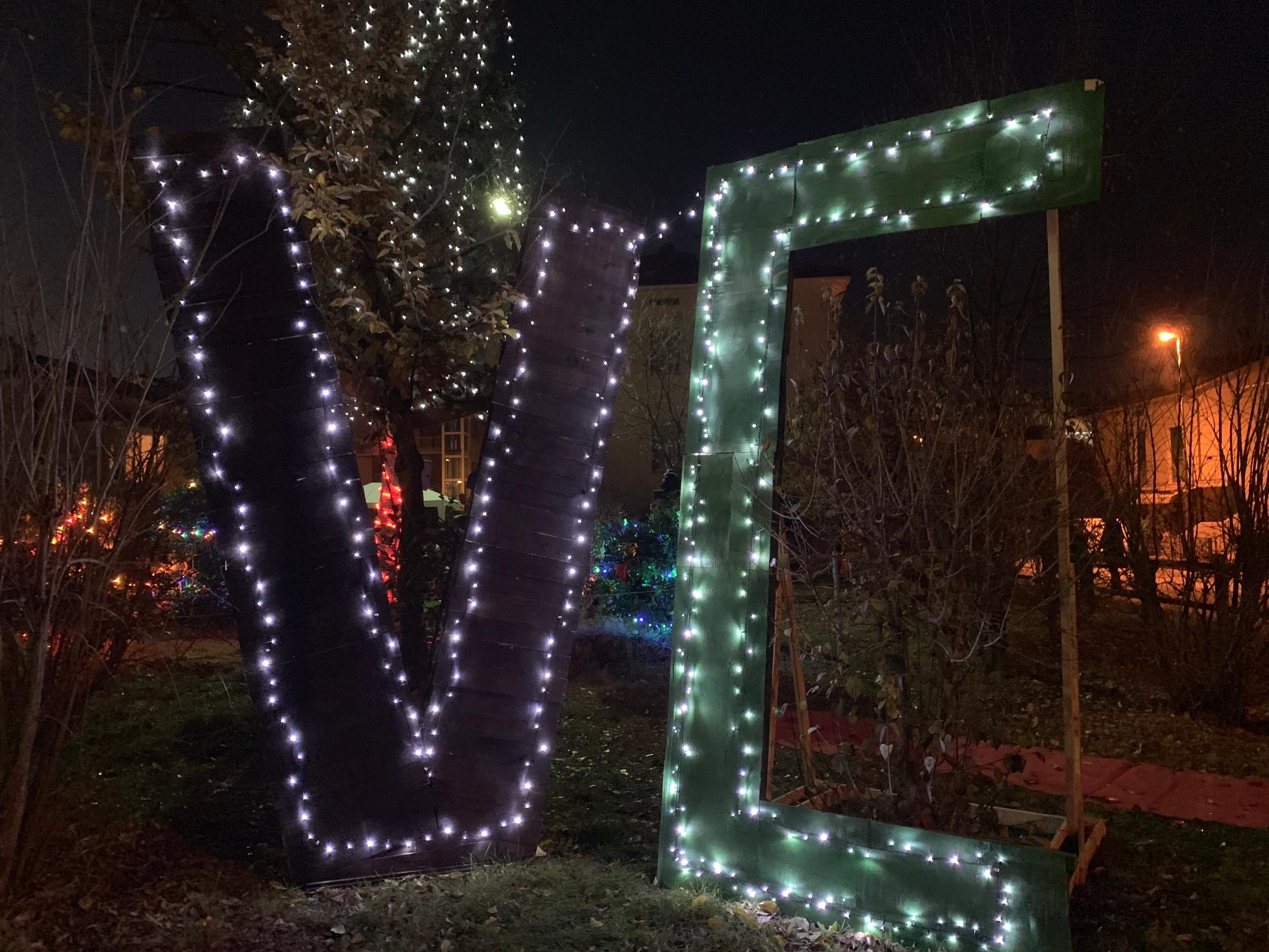 Villa Ceccolini S'illumina A Festa, Acceso L'albero Di Natale