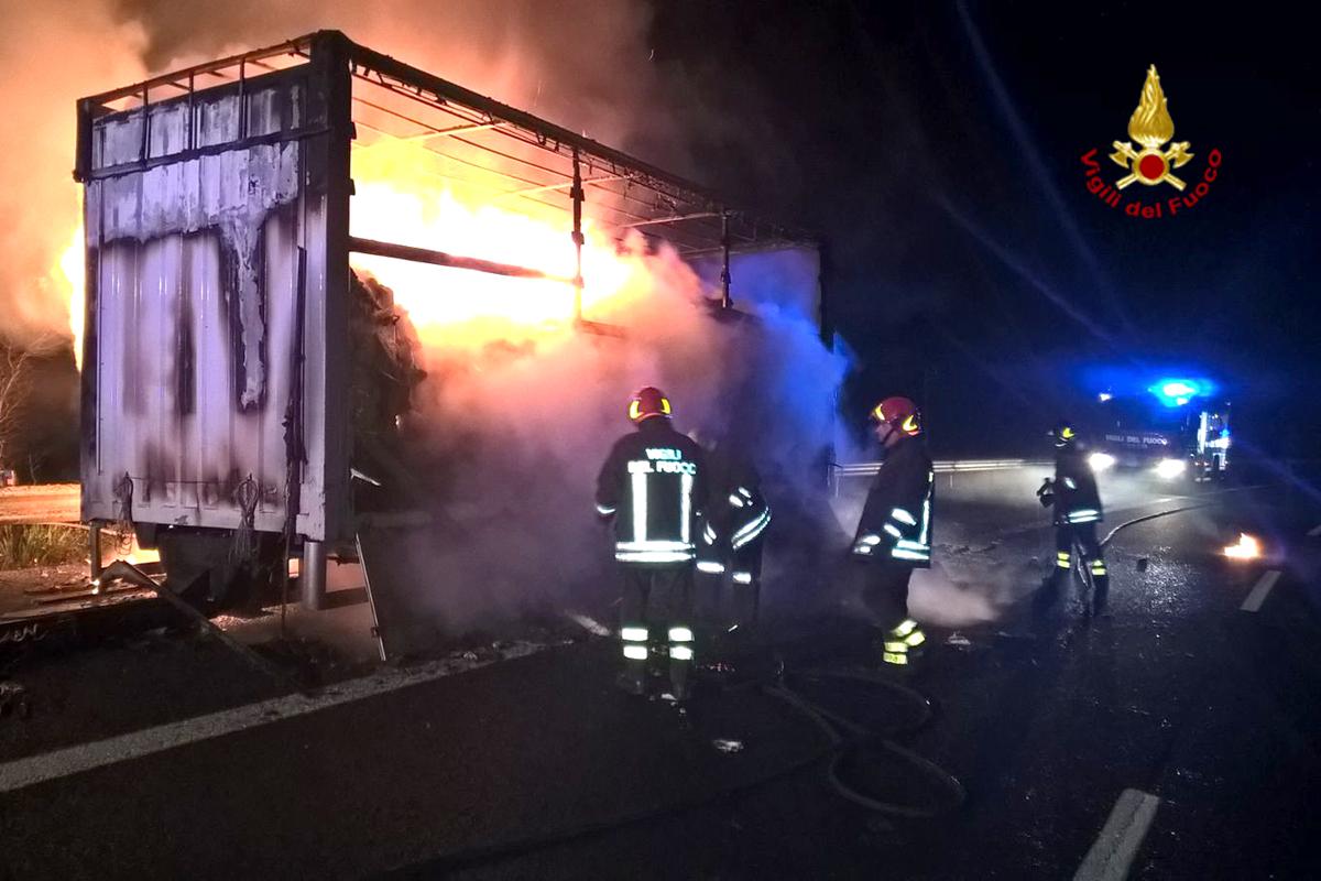 Prende Fuoco In A Le Foto Del Camion Distrutto Dalle Fiamme