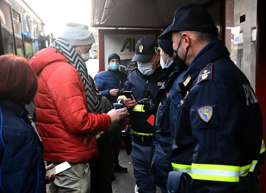 Bologna, vedette 'No Green pass' alle fermate dei bus