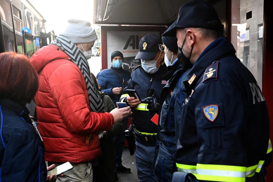 La polizia controlla che i passeggeri in procinto di salire sull’autobus